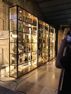 سعر جيد بار طاولة النبيذ خزانة عالية القدم التقسيم مجلس الوزراء الانترنت