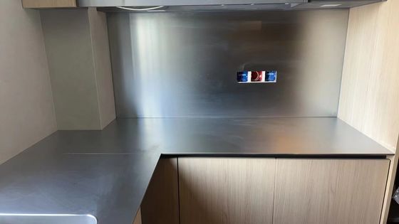 سعر جيد مضاد للخدوش 304 طاولة مطبخ من الفولاذ المقاوم للصدأ مع صنبور مياه الانترنت